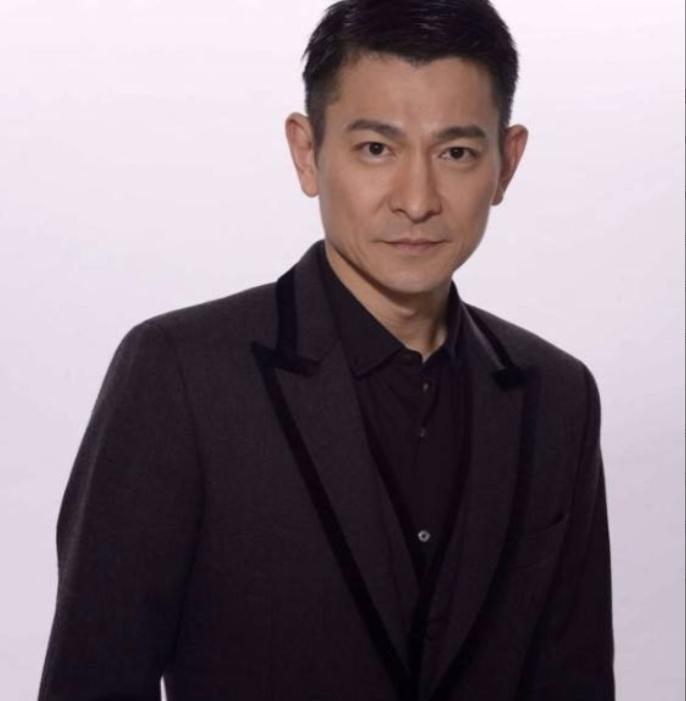 2009年,刘德华把四川一家名为"刘德华板鸭"的店铺告上法庭,快70岁的