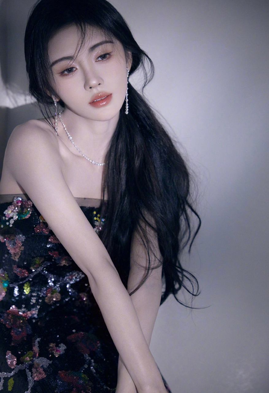 鞠婧祎的黑纱满绣礼裙