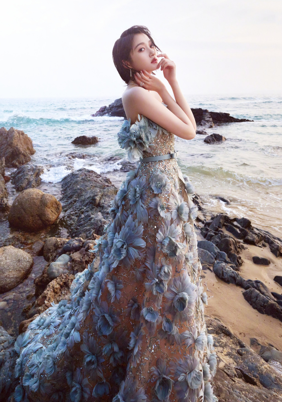 关晓彤抹胸浪花透视裙,颜色和大海融为一体,造型超美!关晓彤更美!