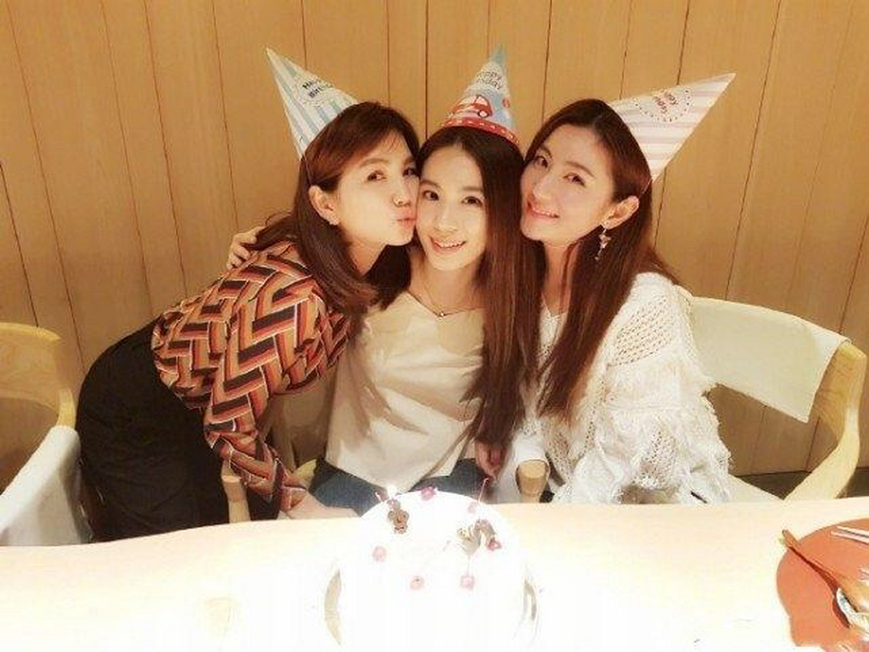 3月30日是田馥甄的41岁生日,她在社交媒体晒出一张樱花照和she的大