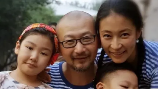 一天晚上,管虎把女儿搂在怀里,仔仔细细地看了一遍,忽然脸色凝重地对