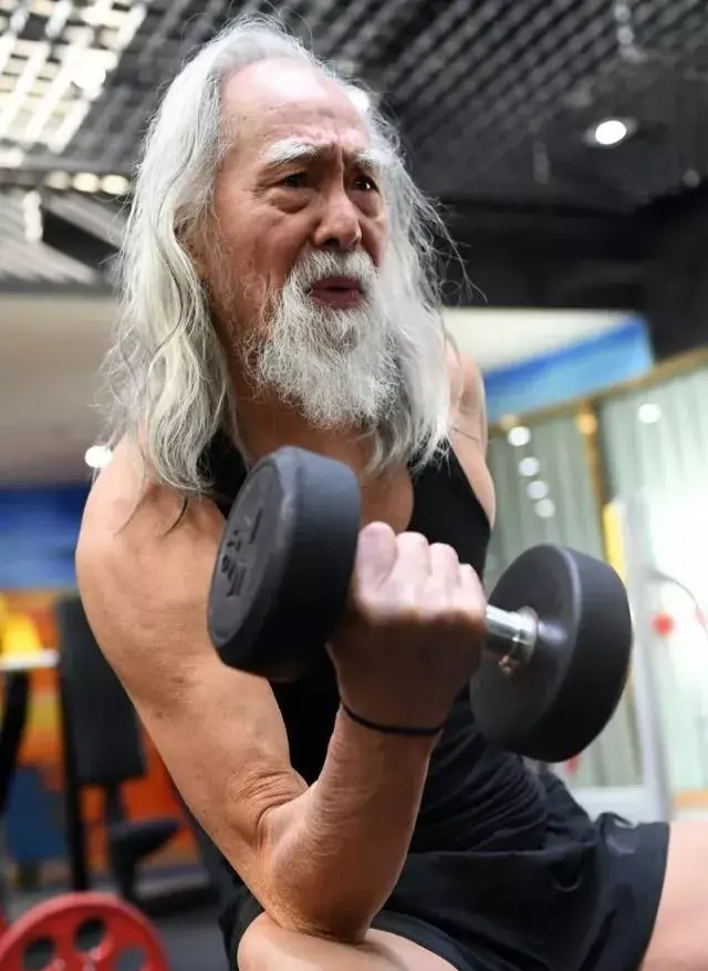 实在是太猛了!王德顺穿大花袄上海时装走秀,88岁依旧健步如飞