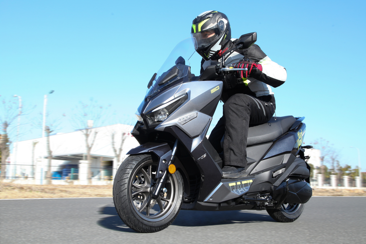 光阳正水冷引擎新踏板,配10.7l油箱,续航300 公里,代步兼探险