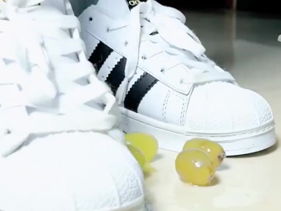 近距离拍摄,万物皆可踩,踩水果解压咸置解压帆布鞋 w