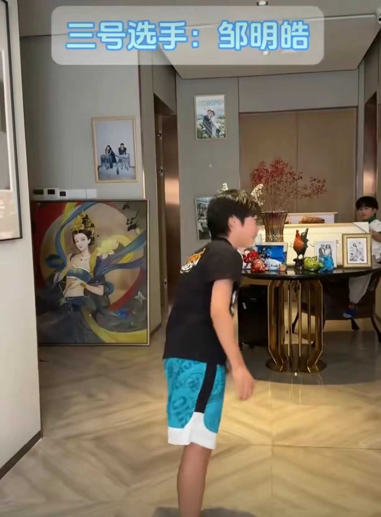 皱市明妻子冉莹颖带着三个儿子跳舞这是什么运气