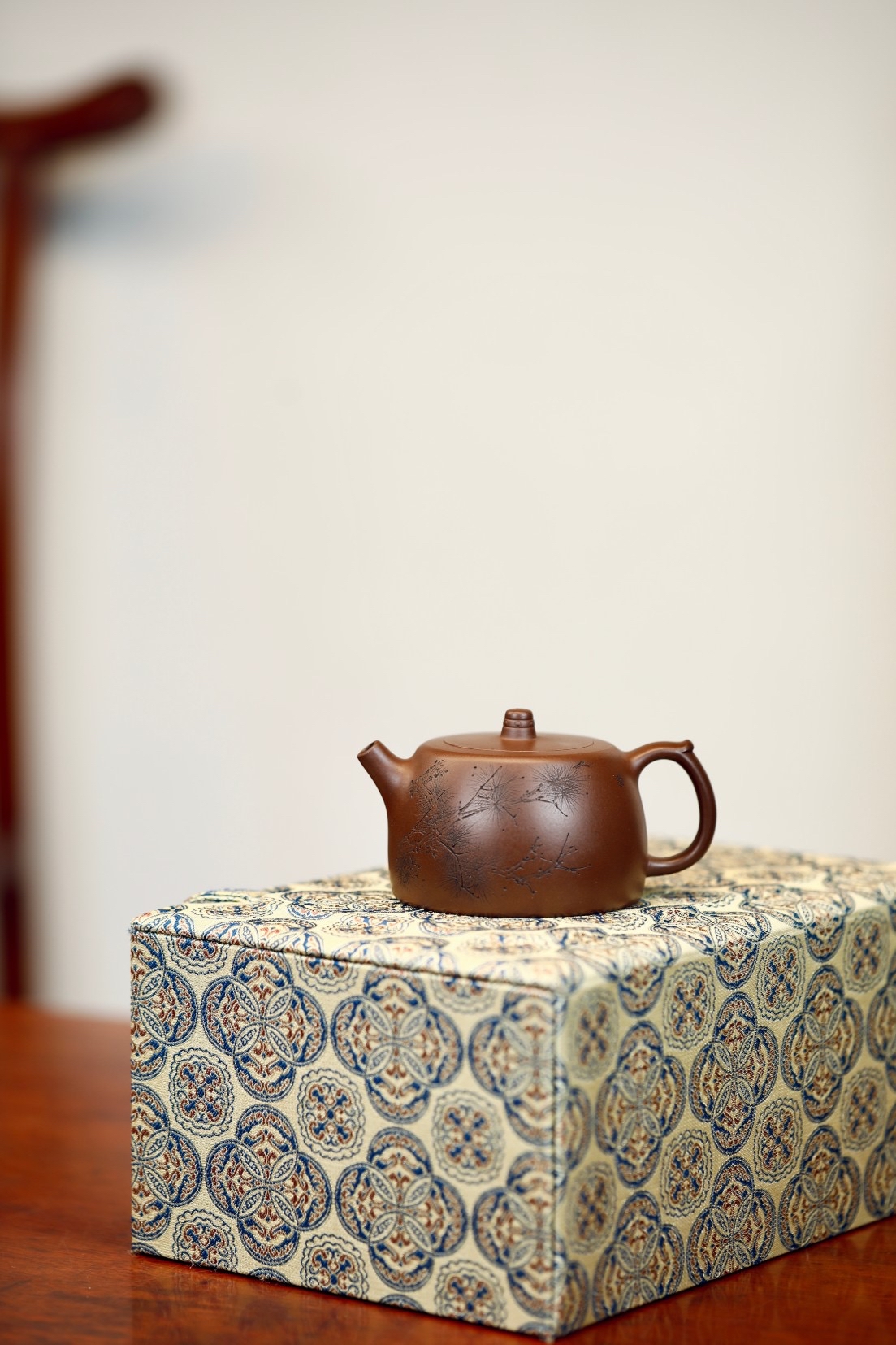 目前能个紫砂从业人员颁发职称和荣誉的不仅只有宜兴市人力资源和社会