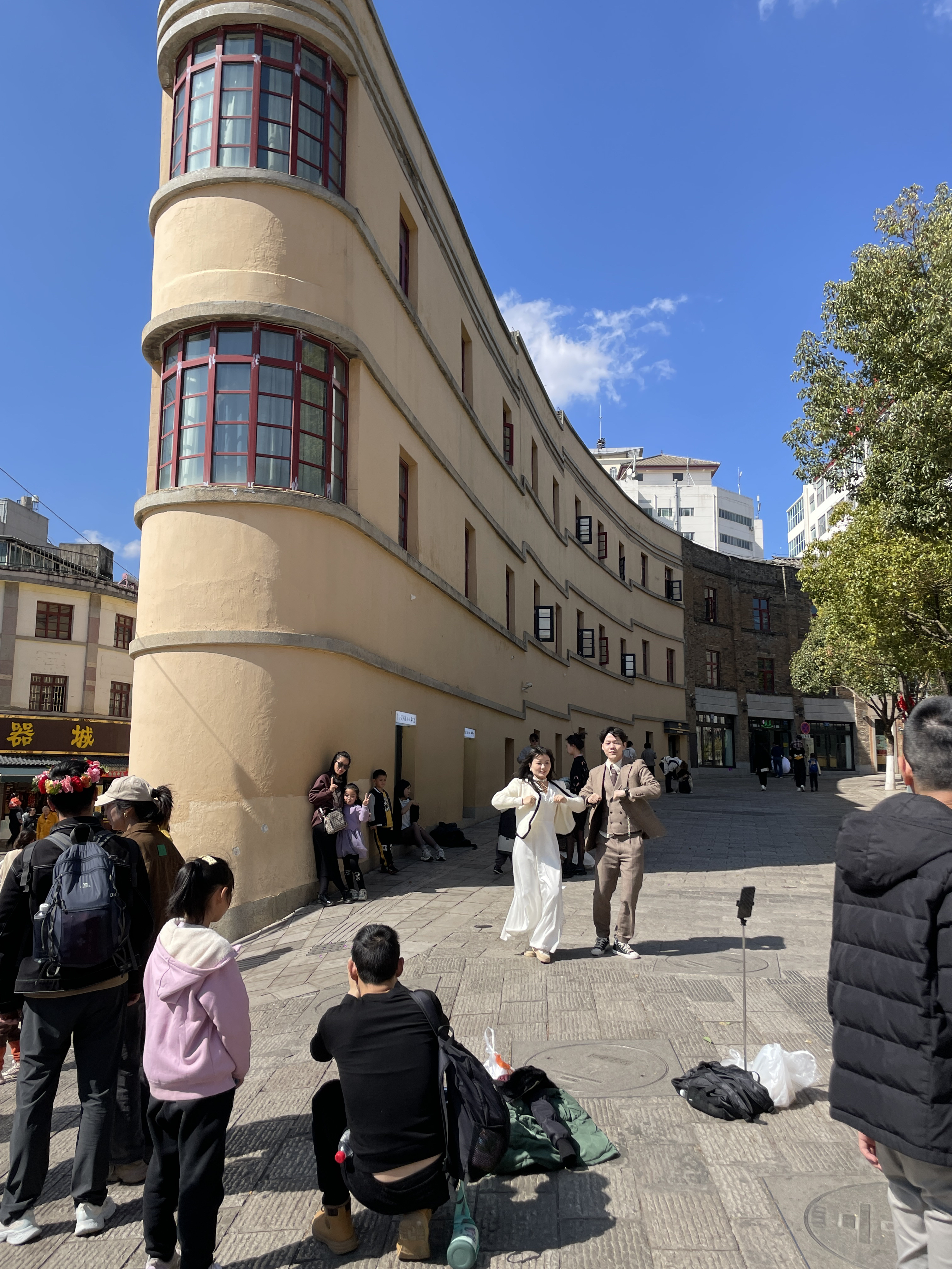 春城昆明的老地标,网红建筑"酒杯楼" 在昆明胜利堂外有两座建于1944年