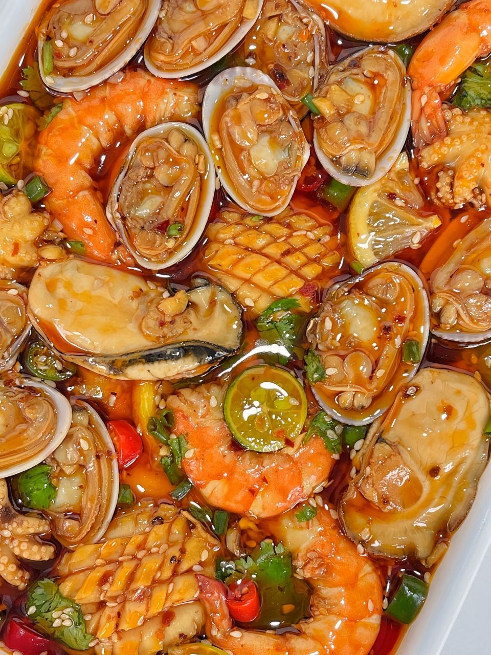 捞汁小海鲜是一道非常受欢迎的海鲜美食,其做法如下:  首先,需要准备