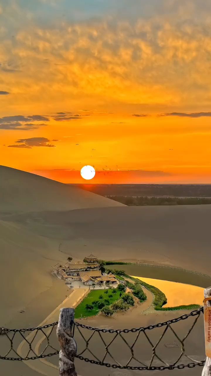 敦煌鸣沙山月牙泉