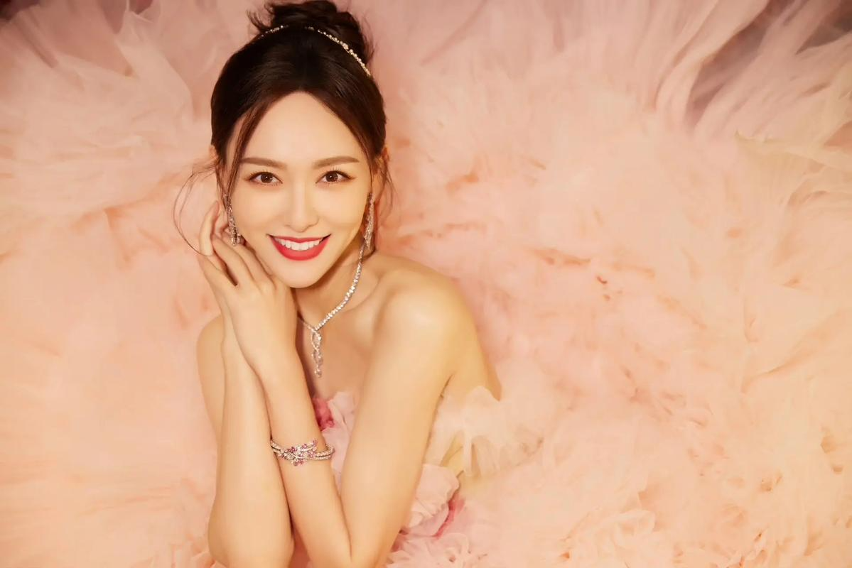 上海这一夜,看到获奖的唐嫣,才知她和杨幂当初的选择差别有多大