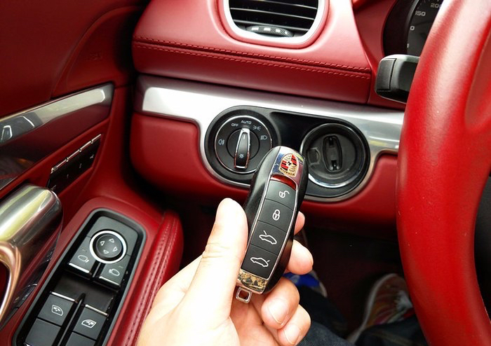 保时捷718油箱盖按钮在哪?为什么保时捷按钮设计如此特殊?