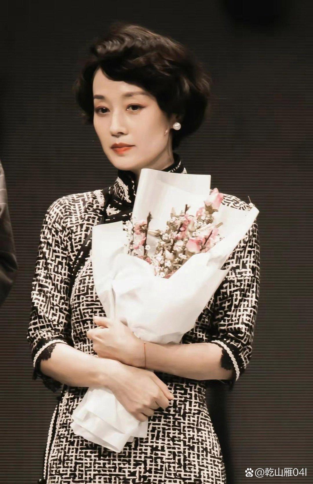 【马伊琍】旗袍 卷发,多了几分成熟味道.