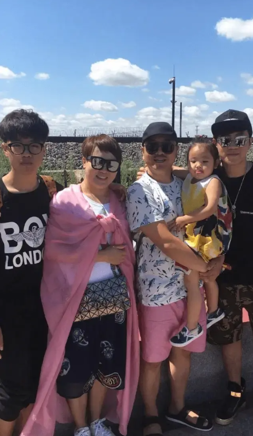 回顾王小利二婚娶小11岁娇妻婚后生一儿一女前妻是温美玲