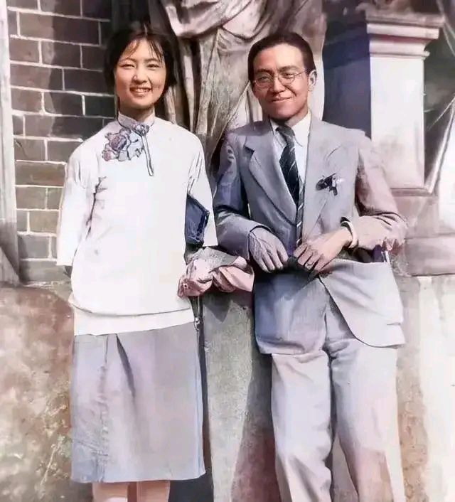 在梁思成和林徽因的合影中,我们可以感受到他们之间的深情厚意.