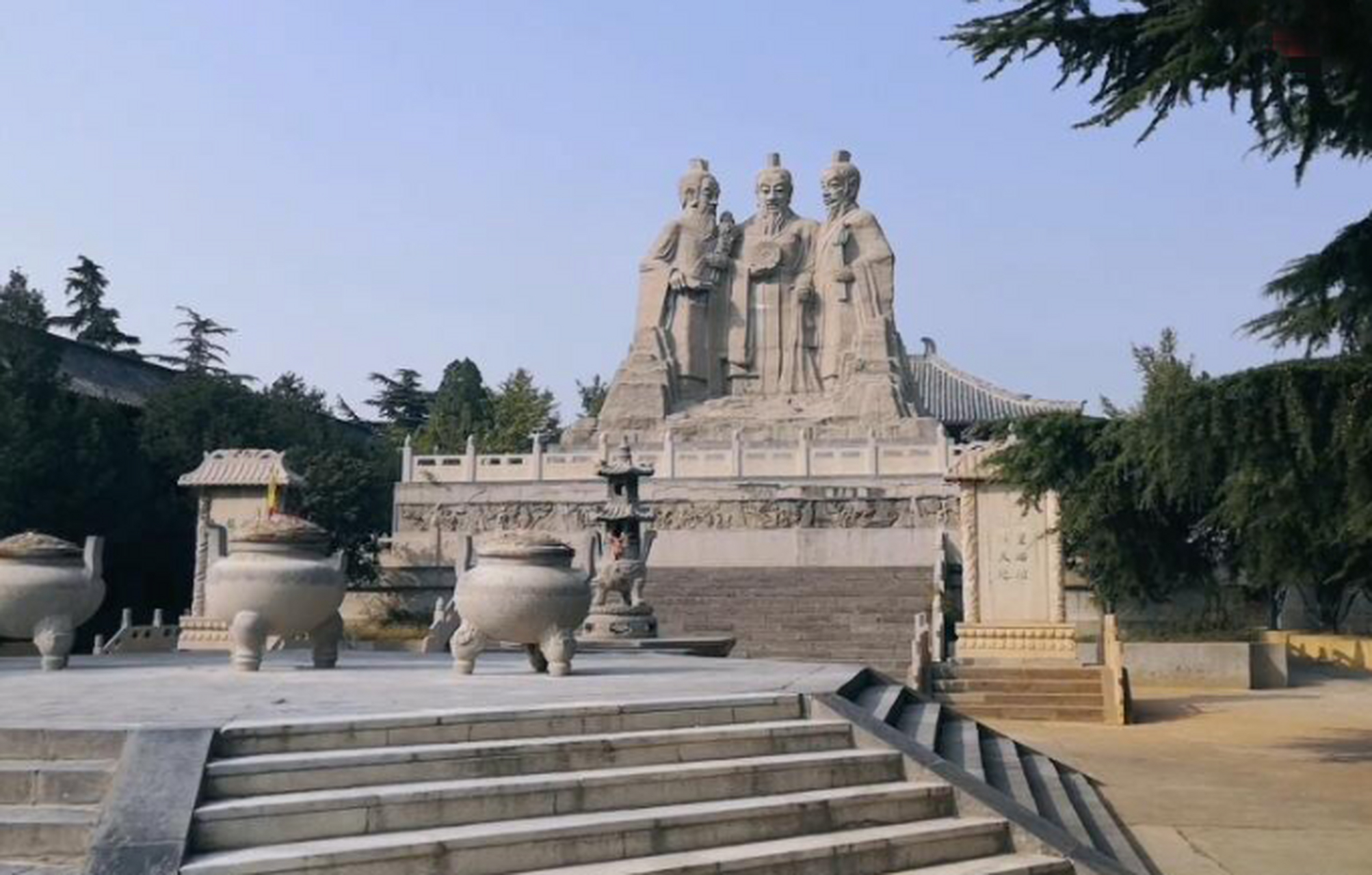 这里有三皇山旅游区,人类始祖的活动圣地等你探访;还有桃花峪旅游区的