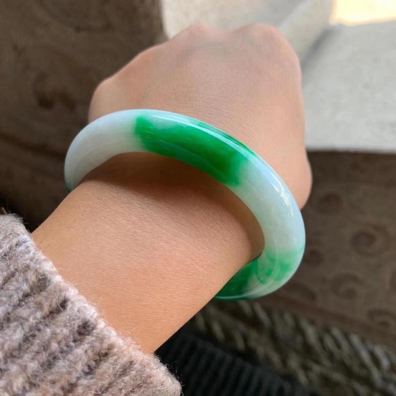 卖相十足 正阳绿辣绿胖圆条翡翠手镯,底子总体细腻,非常白的底子