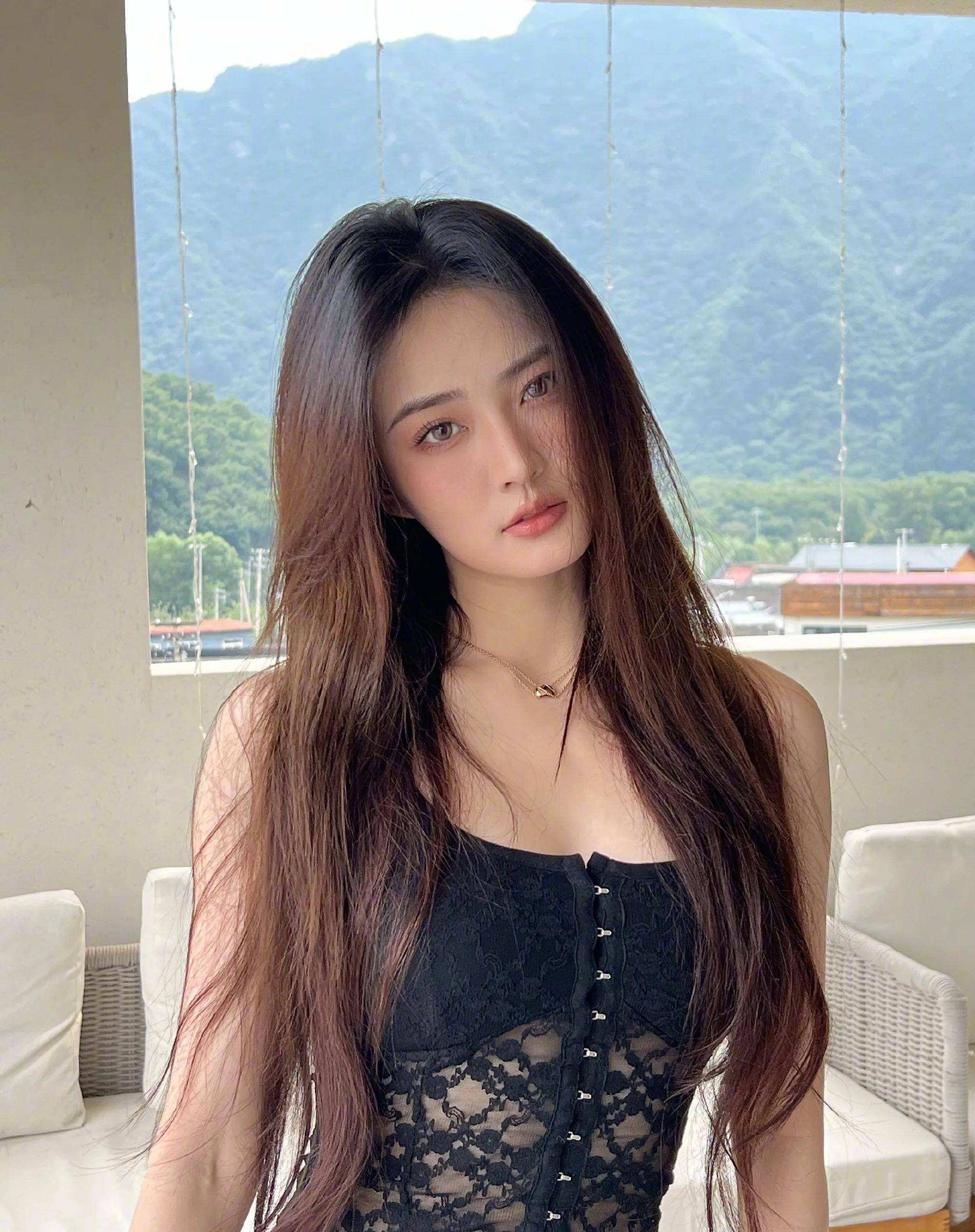 徐璐,光彩夺目的荧屏女神,以超凡脱俗的气质与精湛演技征服观众