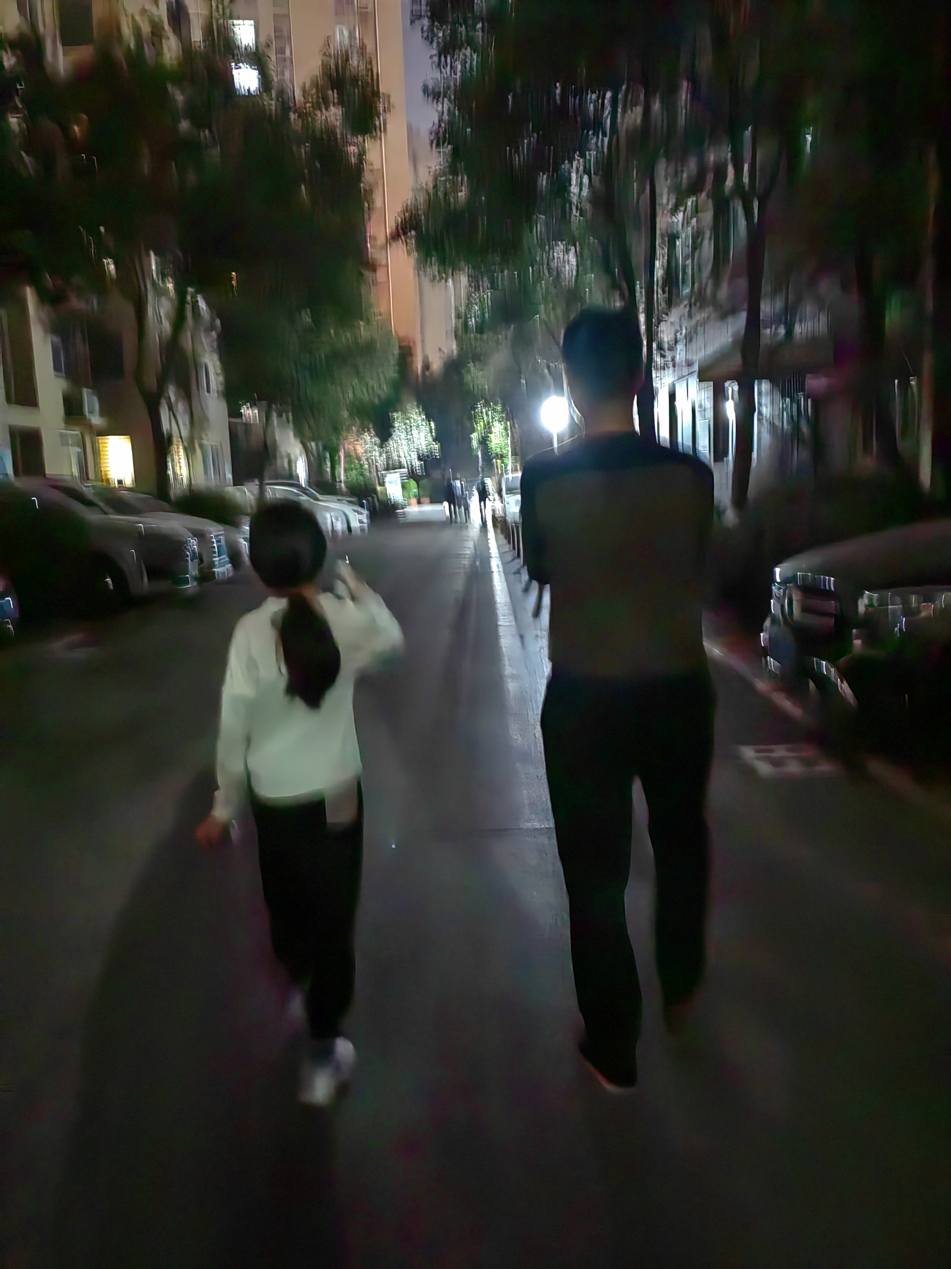 后来又觉得陪孩子的太少了,于是他就想晚上也陪孩子玩一会儿