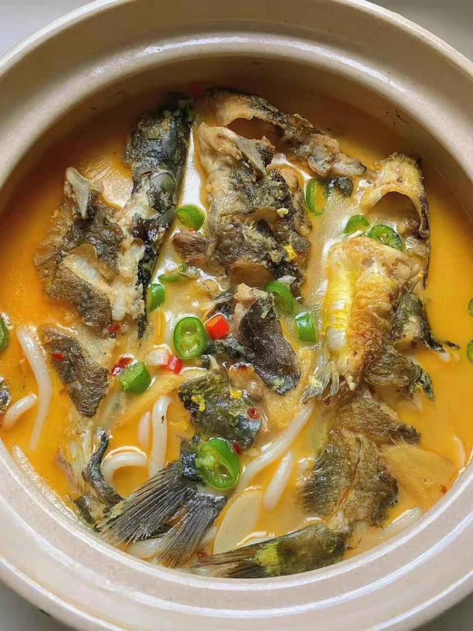 砂锅黄骨鱼 115,黄骨鱼划几刀,热锅热油煎至两面金黄,加蒜片姜片再