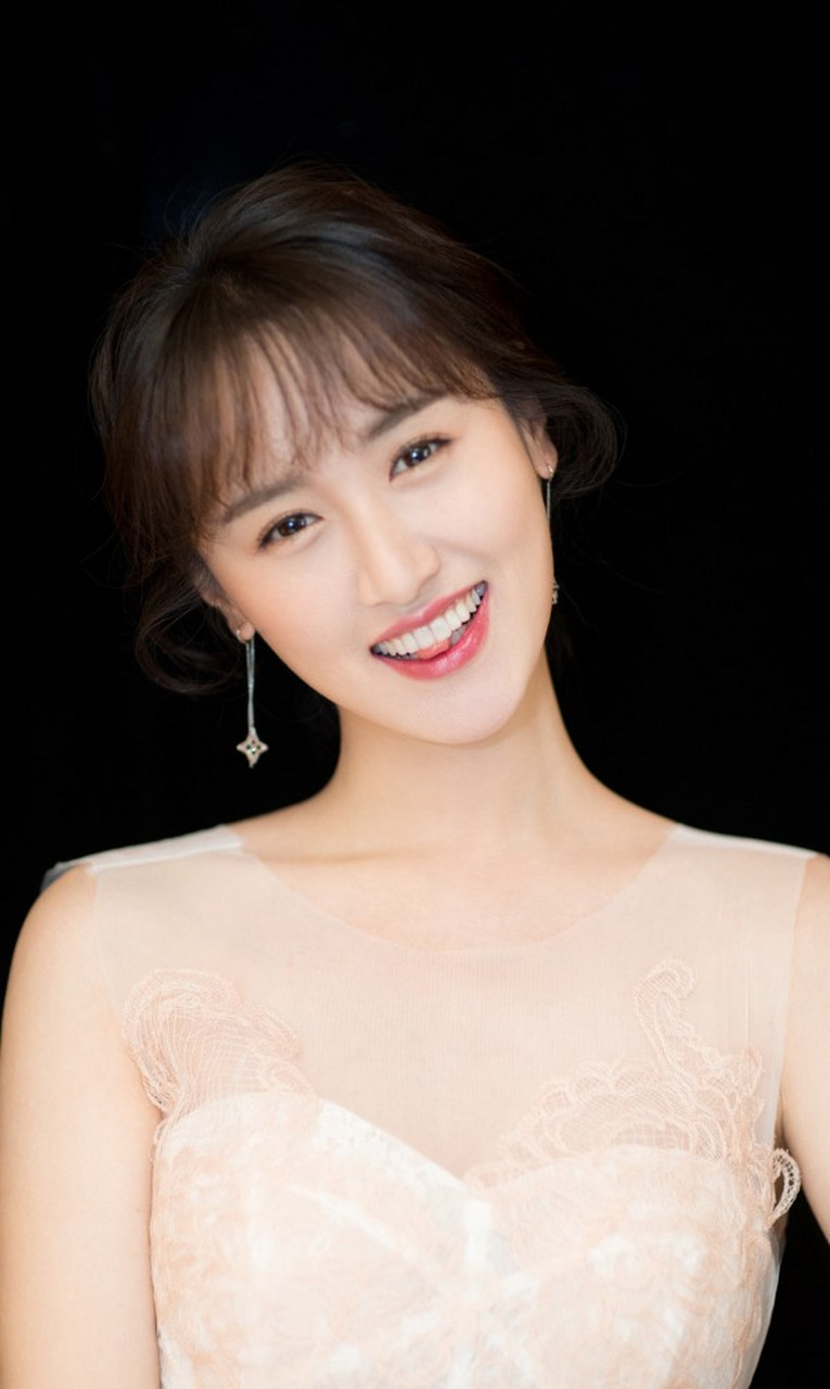 袁冰妍时尚写真集锦:摄影师独特视角,展现清新时尚之美!