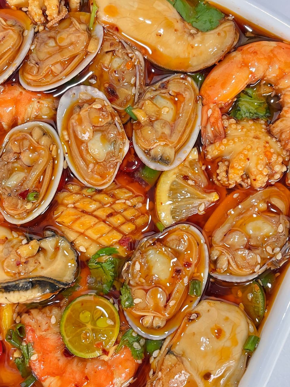 捞汁小海鲜是一道非常受欢迎的海鲜美食,其做法如下:  首先,需要准备