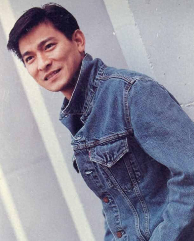 回顾刘德华头发花白有可能是新角色需要做出的一些妆容改造