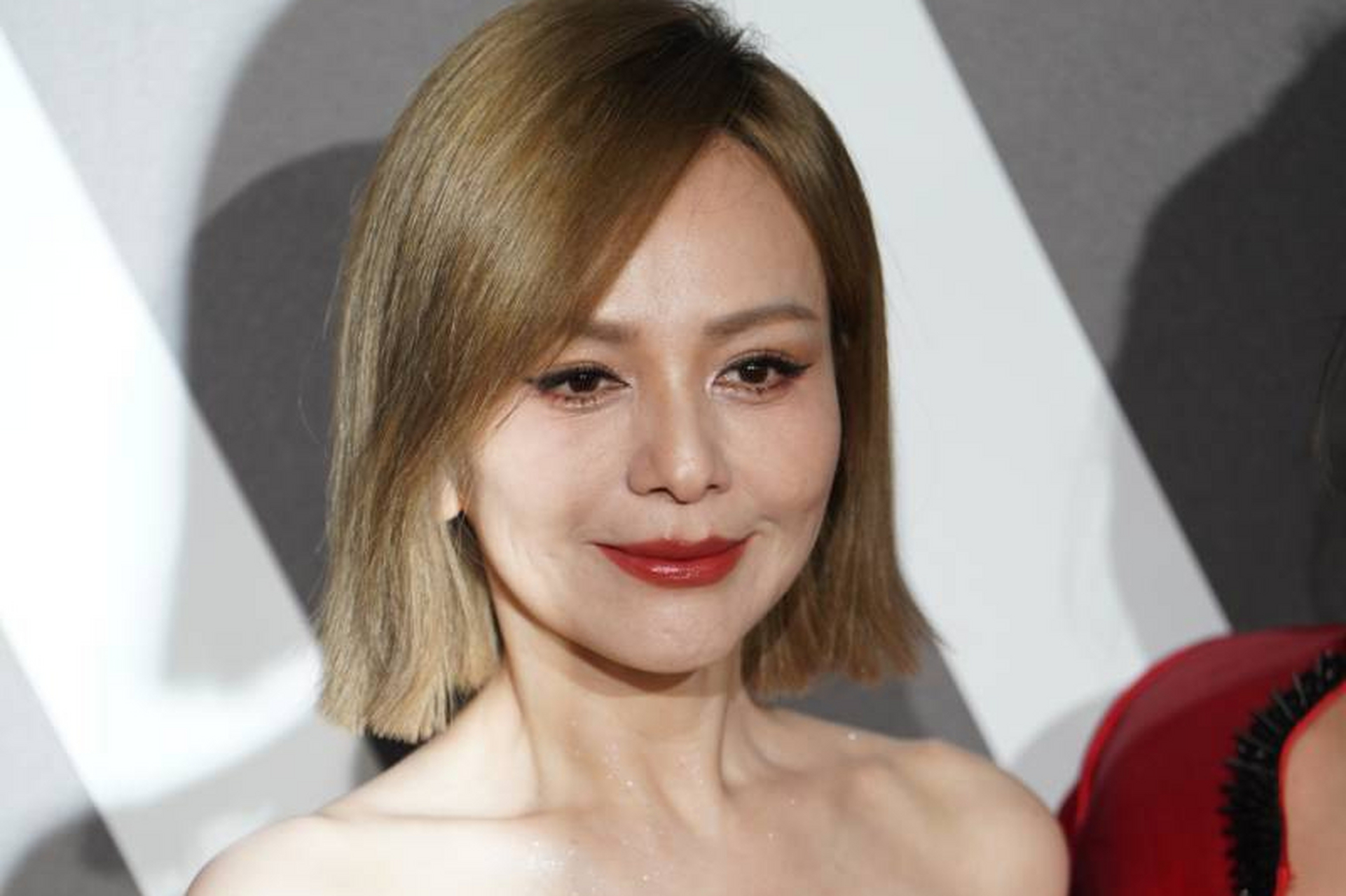 王琳以银色抹胸裙亮相活动,展现清冷靓丽形象,烈焰红唇加分.