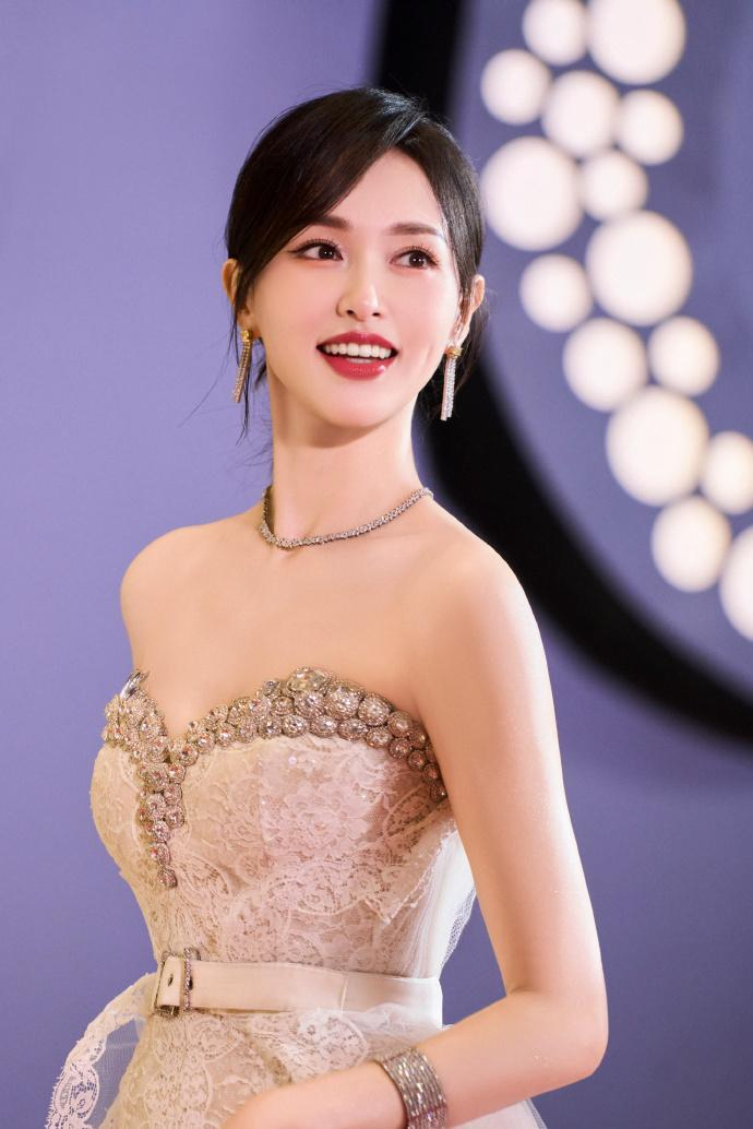 上海这一夜,看到获奖的唐嫣,才知她和杨幂当初的选择差别有多大