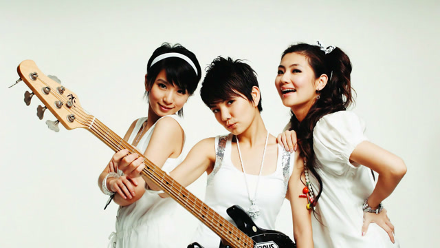 田馥甄发文感谢家人朋友,she合体庆生画面温馨!樱花树下展深情