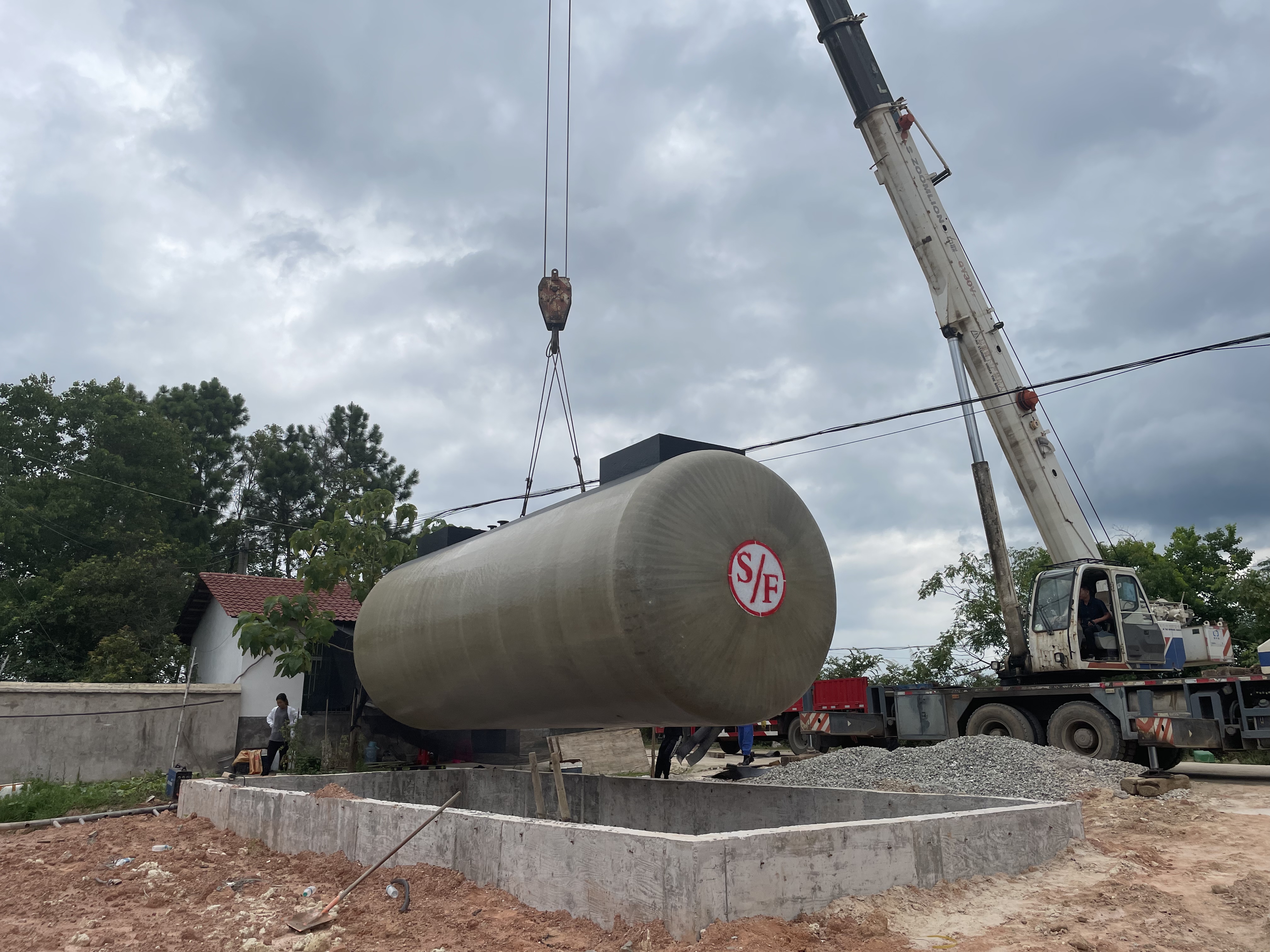 地上柴油罐选什么材质好呢?sf双层油罐安装标准是什么?