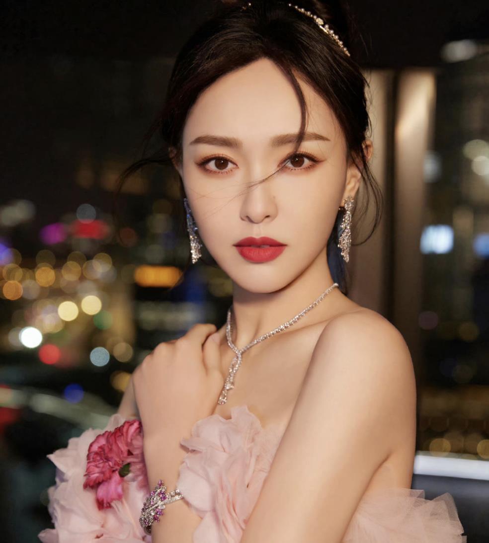 上海这一夜,看到得奖的唐嫣,才知道和杨幂当初的选择有多大差别
