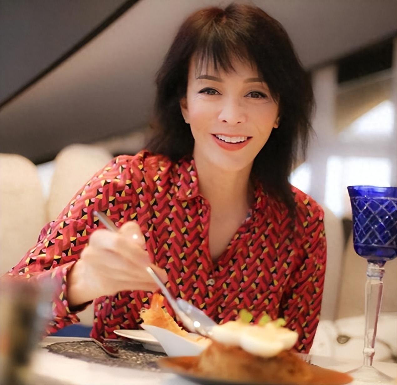 回顾没婚姻没子女除了钱一无所有的郑裕玲才是人间清醒