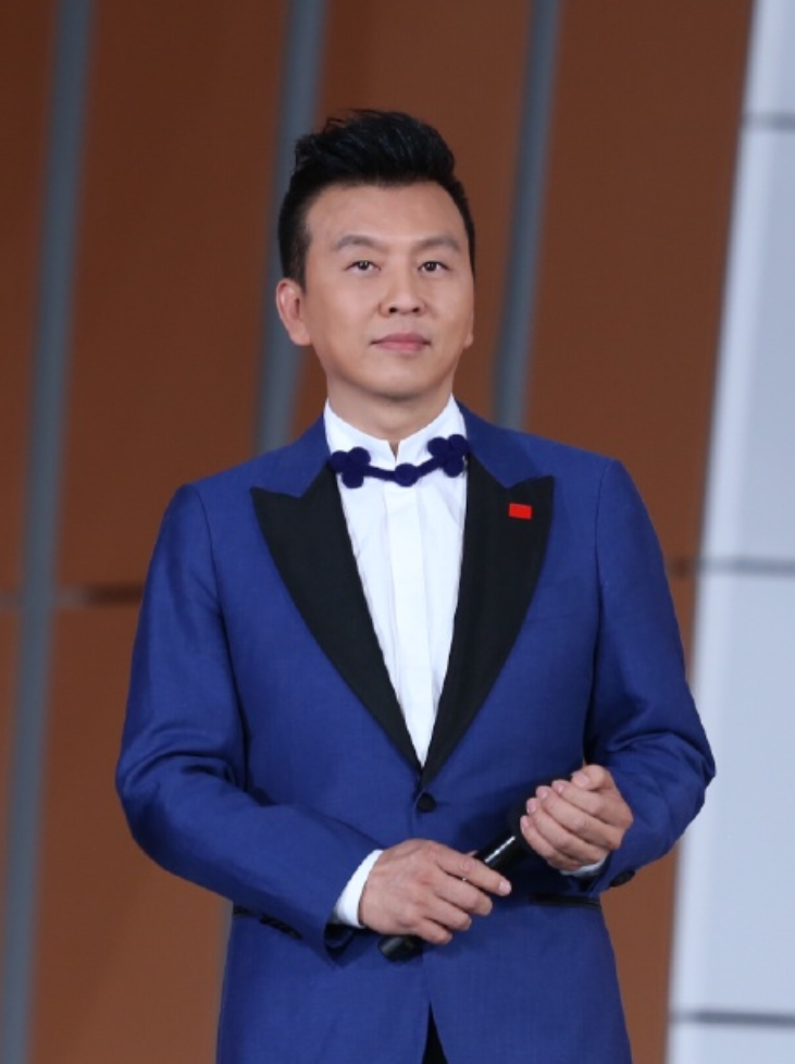 回顾央视主持人张泽群:55岁老来得子乐开怀,妻子身份却至今成谜