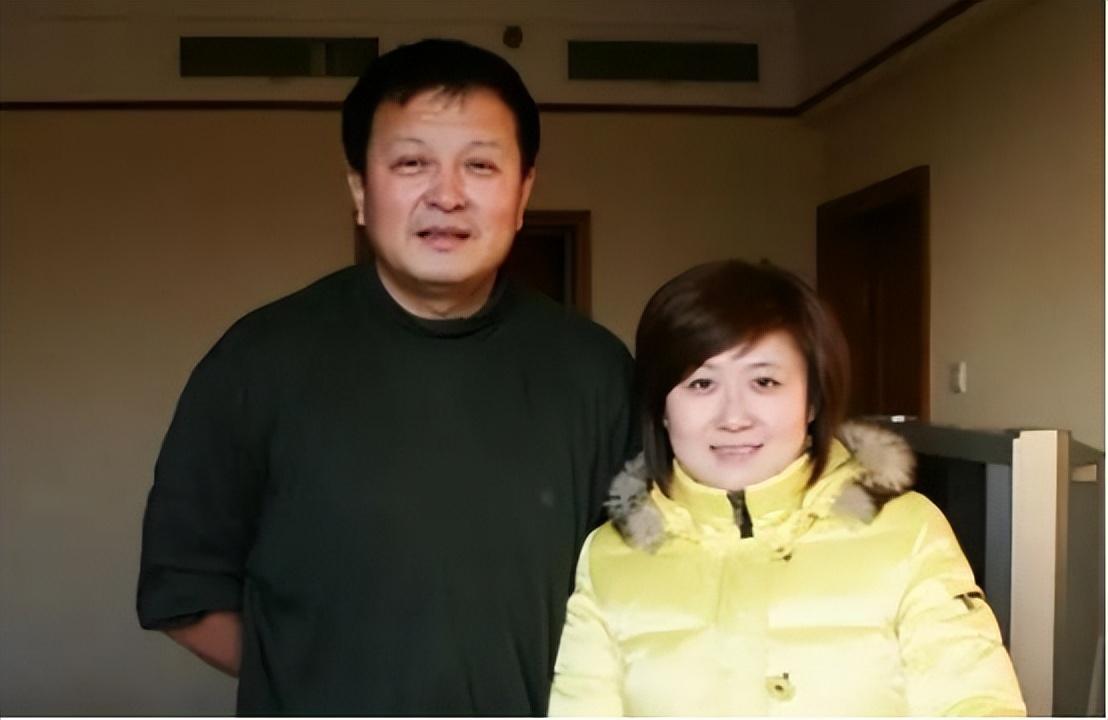 回顾杨亚洲离异后二婚娶倪萍面对复杂的家庭他如何平衡