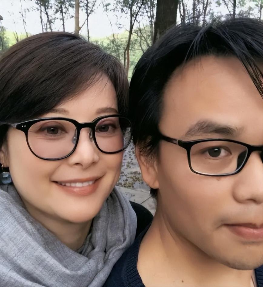 回顾袁立丈夫梁太平穷小子娶明星跳龙门后不变心没有孩子也爱她