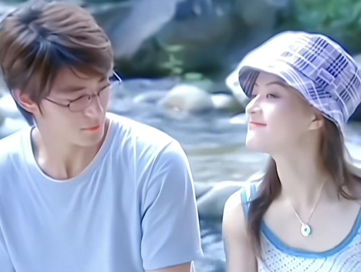 纤细脆弱,倔强跋扈这两种极致的矛盾,同在一人身上交相辉映时,那便是