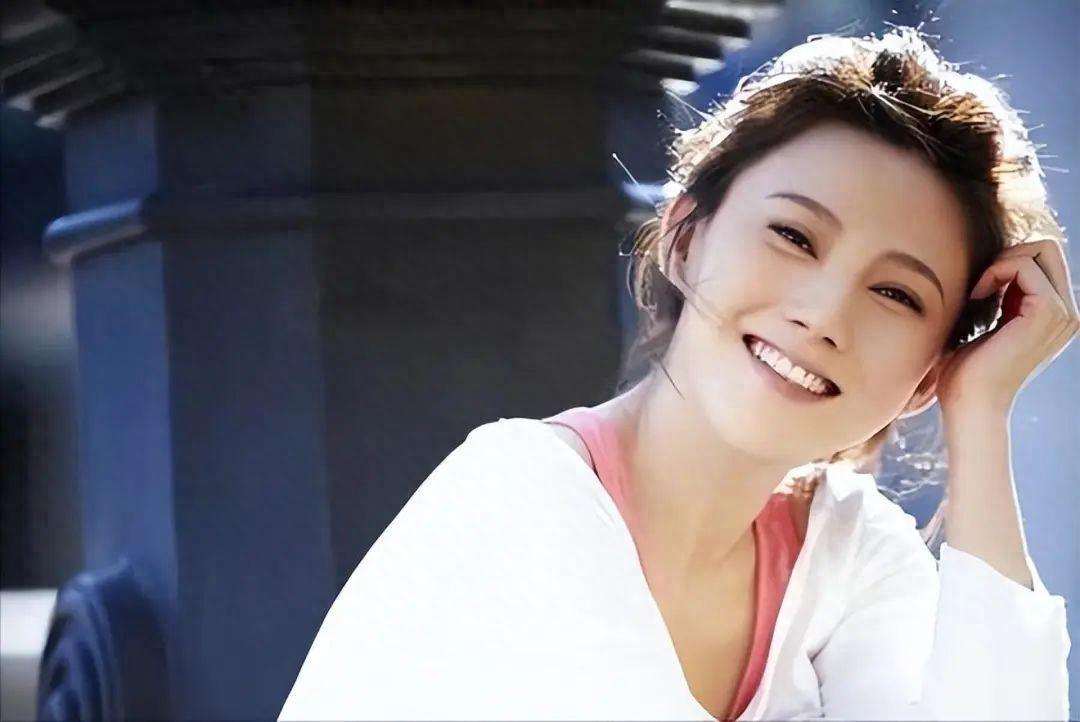 陈刚导演看中了她的外形和气质,特意邀请她在电视剧《水果姑娘》中