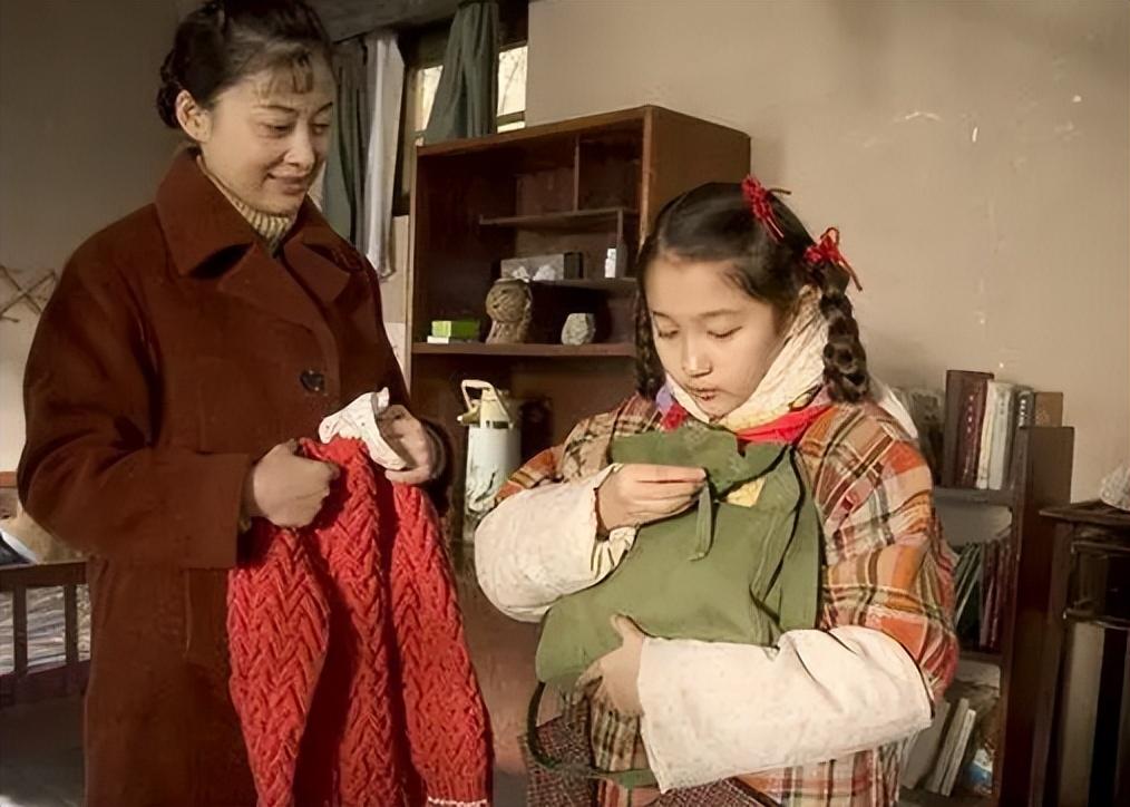 反倒是关晓彤,在这一年她凭借年代爱情剧《幸福还有多远》大丫一角色