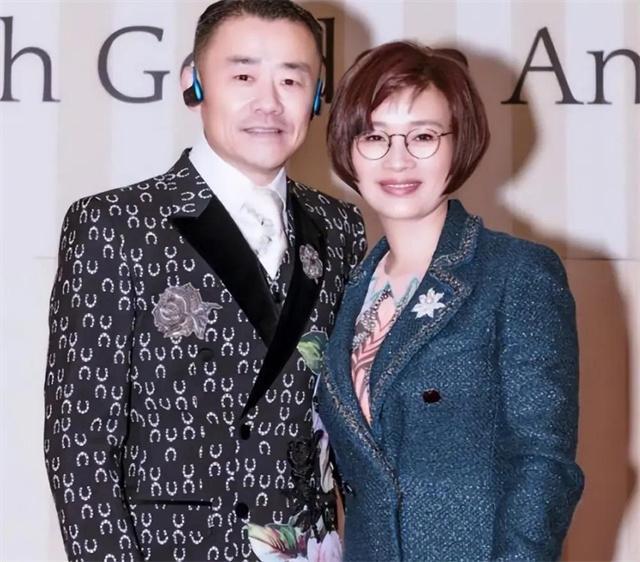 纪实温州女富商胡洁:二婚嫁给了周立波,大方送保时捷