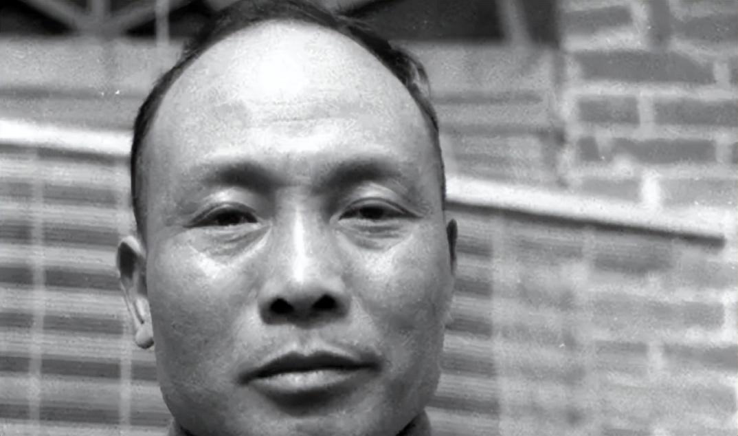 耿蕴斋上午十一点左右,吴芝圃来到了三人驻地,在一众部队的"夹道欢迎"