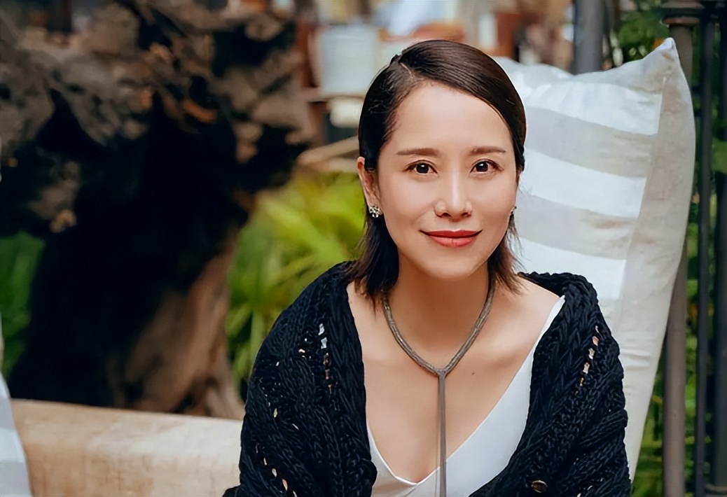 海清回老家祭祖,素颜现身生图曝光太显老,神秘显赫家世意外曝光