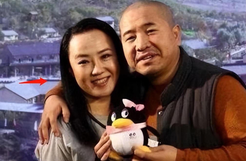 回顾王小宝与前妻离婚后再娶小19岁的吴琼今一儿一女乐开怀