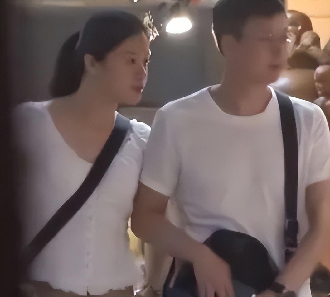 回顾演员刘奕君带儿子再婚中年得女和全家一起把她宠成公主