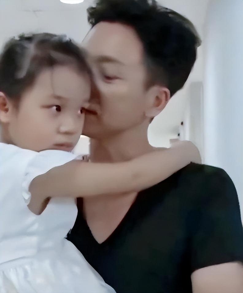 回顾演员刘奕君带儿子再婚中年得女和全家一起把她宠成公主