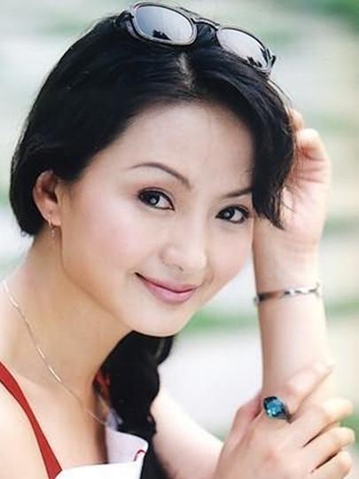 惊艳时光的美人就这样消香玉陨,在追悼会上朱宏嘉哭得泣不成声.