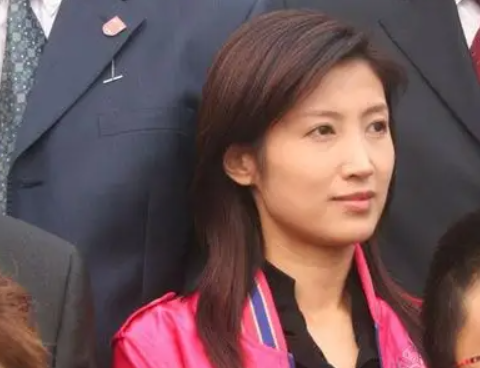 回顾春妮坚持丁克17年二婚嫁给刚强后41岁得子全家乐开怀