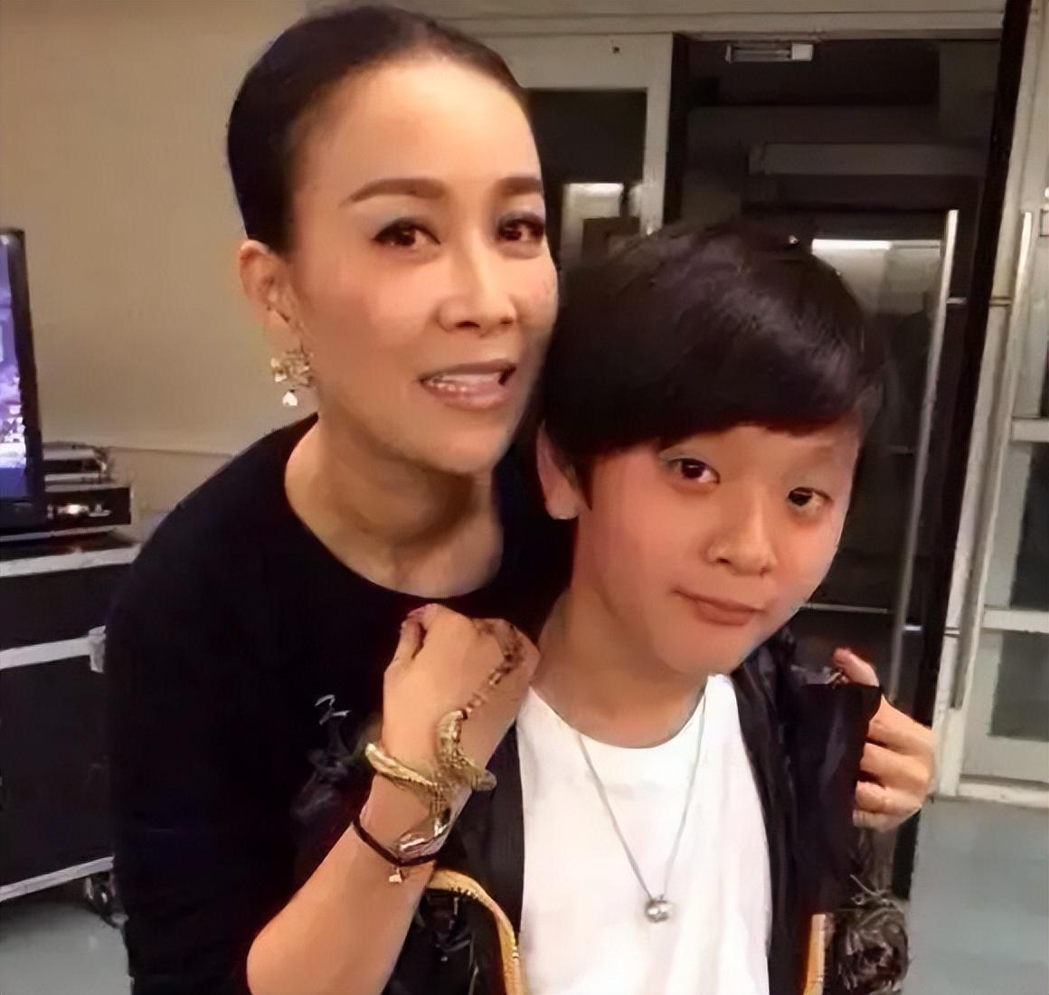 回顾好男人孟桐39岁娶未婚生子的那英用爱治愈继子半生