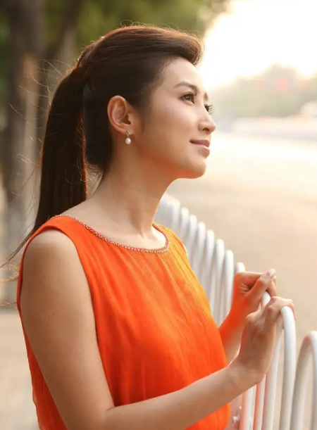 回顾春妮坚持丁克17年二婚嫁给刚强后41岁得子全家乐开怀