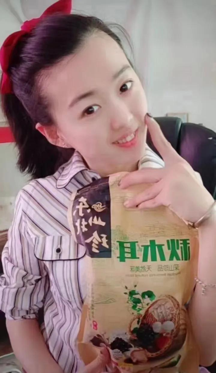 2017年吉林脑瘫姑娘开直播认了哥哥又认爷爷网友人间大爱