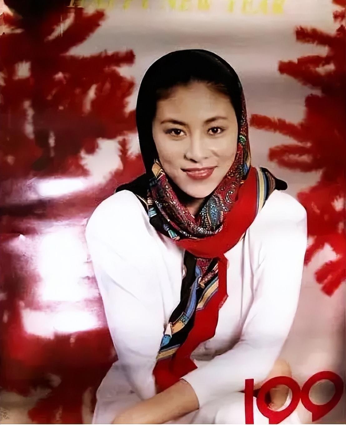 回顾影后岳红产后5个月被抛弃离异后不靠男人60岁依旧单身